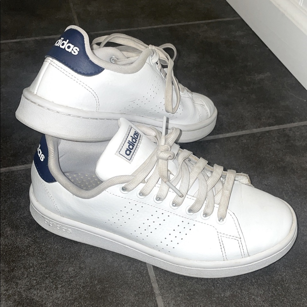 White Adidas Advantage Cloudfoam Court Sneakers | Men’s 6 Women’s 8